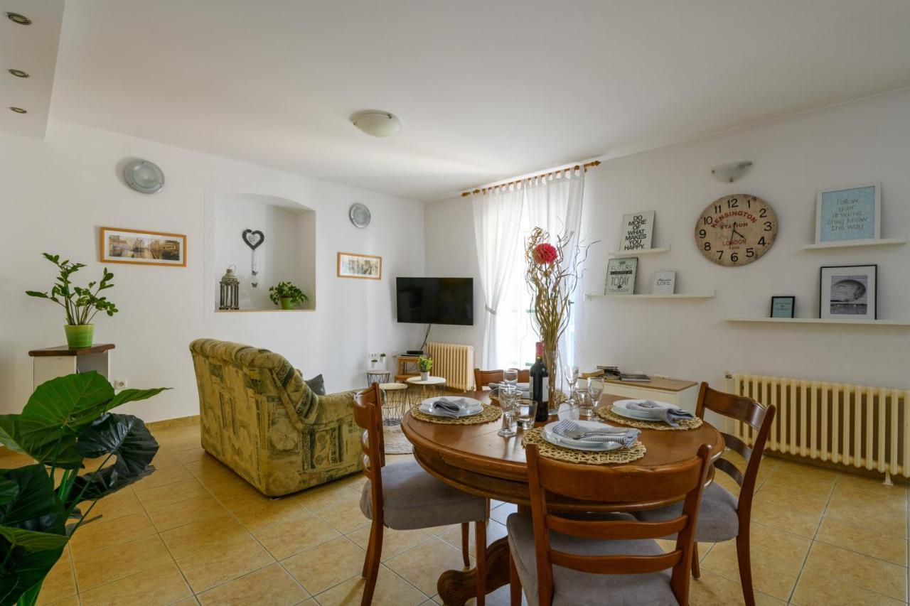 Apartman Aleksandra Pula Exteriör bild